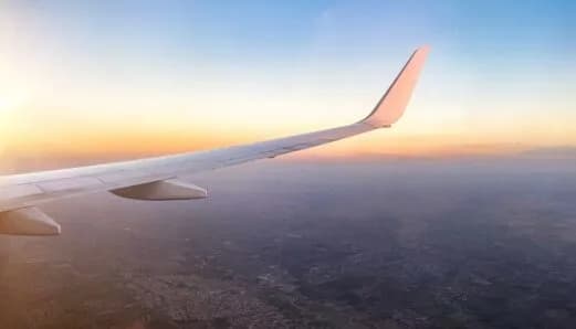 Ile trwa lot do Paryża? Sprawdź, jak zaoszczędzić czas w podróży