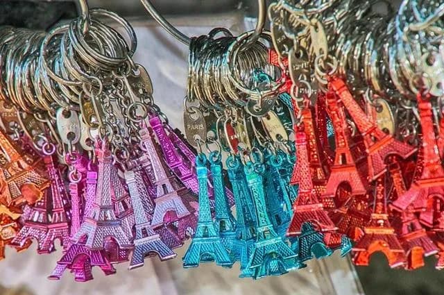 Najlepsze pamiątki z Paryża, których nie możesz przegapić i ich ceny